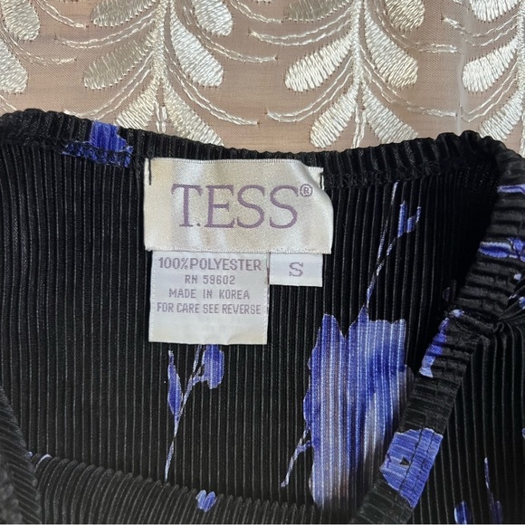 Vintage Floral Black and Blue Women's Top/Tank -Size S -TP30 - Picture 5 of 7